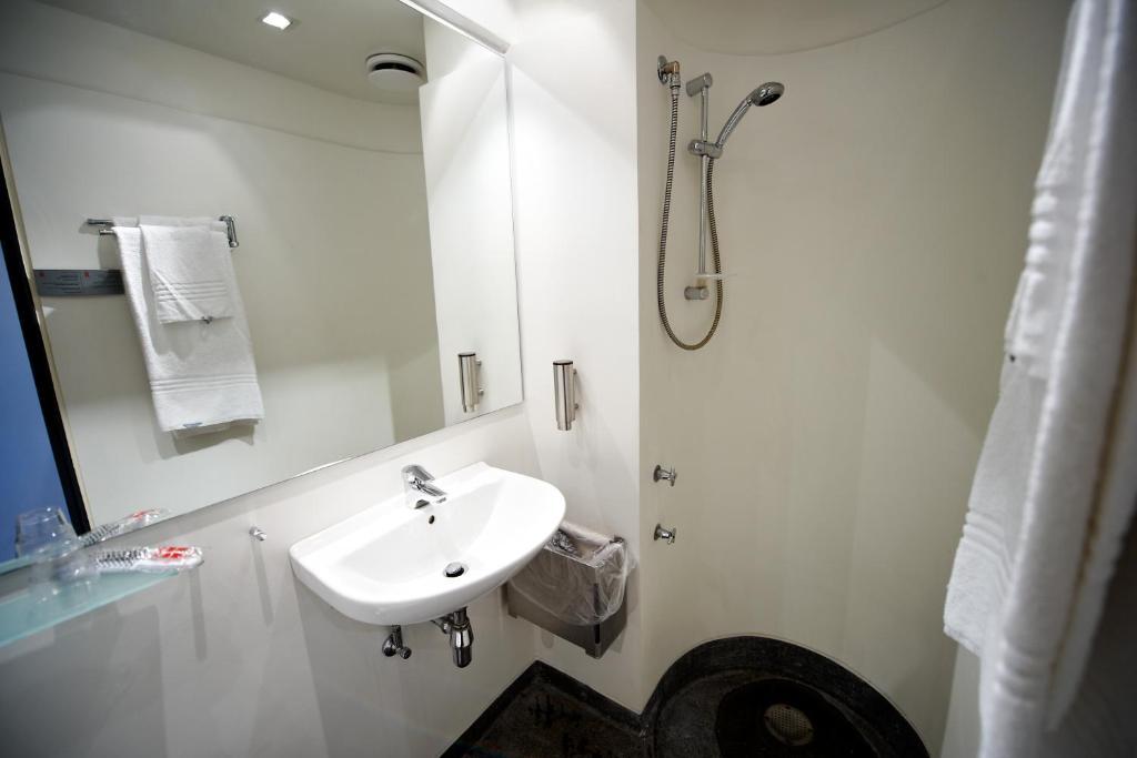 Idraettens Hus Hotel Og Konference Брённбювестер Номер фото